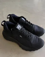 Championes Vans modelo MTE Crosspath, de diseño todoterreno en color negro. Presentan una parte superior con tratamiento repelente al agua, paneles reforzados, suela All-Trac con tacos para mayor tracción y entresuela con amortiguación UltraCush.