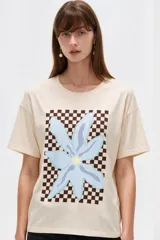 Remera verde militar de manga corta, cuello redondo y corte holgado. Cuenta con un estampado frontal estilo póster con la inscripción "Contemporary Art Gallery" y el gráfico de una flor.