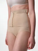 Bombacha modelante de tiro alto en microfibra, con panel frontal de compresión con cierre de ganchos y diseño que llega hasta debajo del busto. Cuenta con silicona antideslizante en el borde superior y fundillo de algodón.