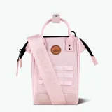 Bolso bandolera vegano color rosa, con correa de hombro desmontable y logo de la marca en etiqueta de cuero. Fabricado con tejido repelente al agua y abertura gran angular.