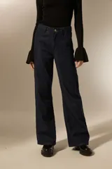 Pantalon de jean azul oscuro con diseño bordado en forma de rombos, de corte recto y tiro alto.