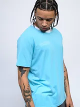 Remera de corte clásico color blanco, con cuello redondo en color rosado y logo de la marca bordado en el pecho en el mismo tono.