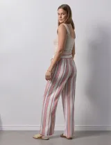 Pantalón de lino de la marca Marissa Olivia, con pretina ancha elastizada y lazo de ajuste. Diseño a rayas verticales en blanco, rojo y azul. Cuenta con bolsillos inclinados en la parte delantera.