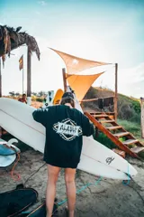 Buzo negro con estampa en la espalda con la palabra "Flaming" en color blanco y amarillo.