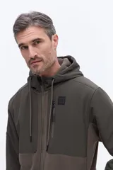 Campera polar con cierre frontal, diseño de paneles en color verde oliva y marrón, con capucha integrada y bolsillos laterales.