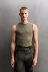 Musculosa técnica de Zara Athleticz, diseñada como primera capa, confeccionada en tejido elástico con textura microperforada, transpirable y termorreguladora, con cuello redondo y diseño sin costuras.
