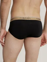 Pack de 3 slips Calvin Klein de corte clásico, confeccionados en tejido micro stretch de poliéster y elastano. Incluye tres slips negros con cinturas elásticas de diferentes colores: gris, dorado y blanco, con el logo de la marca.