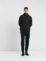 Pantalón jogging de tejido circular con cintura elástica y cordón ajustable. Presenta puños elastizados en el ruedo y bolsillos laterales.
