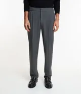 Pantalón de vestir gris para hombre, de corte recto, con cintura elástica, pliegues frontales y ruedo doblado.