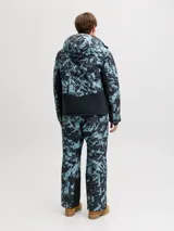 Pantalón técnico de ski impermeable y cortaviento, con diseño estampado de montañas en tonos azul y negro. Cuenta con cierre frontal, bolsillos laterales con cremallera, refuerzos en la parte inferior y polainas internas para protección contra la nieve.