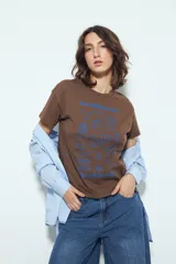 Remera negra de manga corta con estampado frontal en color marrón que incluye ilustraciones relacionadas con el café y la frase "Start Your Day Right".