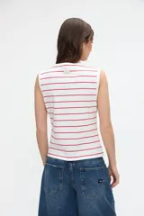 Musculosa de rib en color blanco con finas rayas horizontales marrones, escote en V y calce ajustado.