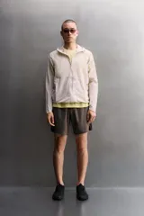 Chaqueta cortavientos de Zara Athleticz color beige, de tejido técnico ligero y elástico, con cuello subido, capucha, cierre frontal de cremallera y bolsillos laterales con cierre oculto.