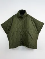 Poncho acolchado color vino tinto, con cuello alto y cierre frontal parcial. Presenta un patrón de costuras capitoné en forma de hoja o diamante y bolsillos delanteros.