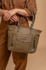 Cartera tipo tote de diseño estructurado en símil cuero, con doble asa rígida y correa regulable. Presenta múltiples bolsillos frontales con cierre y solapa, ofreciendo un estilo versátil y espacioso.