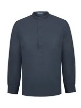 Camisa de lino de manga larga color azul navy, con cuello mao y cartera de botones parcial.