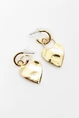 Aros tipo argolla dorados con dije colgante en forma de corazón texturizado y cierre de presión.
