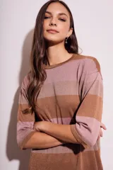 Vestido corto de tejido de punto con lurex, a rayas horizontales color rosa y marrón.