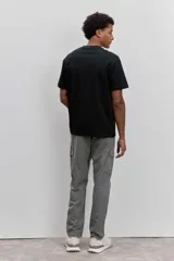 Remera de manga corta y cuello redondo, de corte clásico y color marrón.