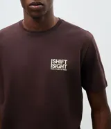 Remera de algodón peruano color marrón, con cuello redondo y mangas cortas. Presenta un diseño estampado en la espalda que ilustra un mapa topográfico con detalles de senderos y áreas naturales, acompañado de la frase Ishift Sight.