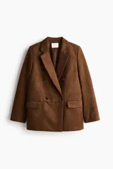 Blazer cruzado marrón con acabado cepillado, solapas de muesca, hombreras y bolsillos delanteros con solapa. Diseño con doble botonadura.