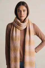 Pañuelo de textura suave y ligera con diseño de rayas horizontales en tonos rosados y tostados.