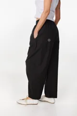 Pantalón de algodón color marrón chocolate, de corte holgado y relajado con diseño abullonado, cintura elástica con cordón ajustable y bolsillos laterales.