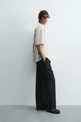 Sudadera gris de corte relaxed fit, cuello redondo y manga corta. Presenta un estampado en el pecho con la frase "Tokyo Kitchen" en un óvalo rojo con palillos.