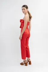 Pantalón fucsia de tafeta elastizada, corte recto, tiro alto y cierre invisible.