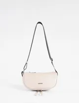 Riñonera de cuero vegano en color rosa claro, con diseño de media luna y correa ajustable en color negro. Cuenta con dos compartimentos con cierre.