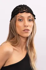 Casquete negro tejido a mano en algodón.