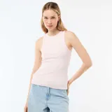 Musculosa de canalé color rosado, con cuello redondo y diseño ajustado.
