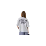 Remera oversize gris melange de manga corta, con cuello redondo y estampado gráfico negro en el frente con inscripciones y logotipos de la marca.