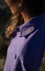 Camisa de vestir oversize color amarillo brillante, con cuello clásico y puños anchos.