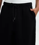 Pantalón baggy de Blue Steel, confeccionado en algodón con felpa. Presenta corte holgado, cintura elástica con cordón ajustable, bolsillos laterales y bajo con regulador elástico.