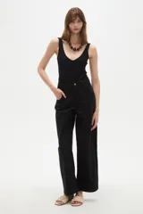 Pantalon de jean negro con corte barrel, tiro medio y bolsillos laterales.
