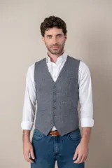 Chaleco de vestir gris con diseño de espiga, cuello en V, cierre abotonado y bolsillos ribeteados.