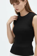Remera Curea de lyocell en color blanco, al cuerpo, con cuello alto y diseño sin mangas.