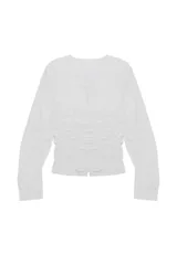 Blusa blanca de manga larga con escote redondo, cierre frontal oculto y detalles de frunces laterales en el cuerpo.