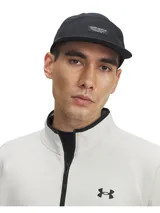 Gorra tipo camper de cinco paneles color negro, confeccionada en lona resistente. Presenta una etiqueta rectangular con el logo de la marca en el frente y visera plana.