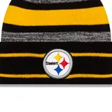 Gorro de lana New Era con pompón, diseño a rayas horizontales en negro, gris y amarillo. Incluye el logo de los Pittsburgh Steelers bordado en el frente.
