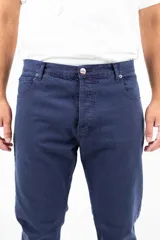 Pantalón de jean azul con corte clásico, tiro medio y corte recto.