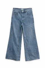 Jean de corte wide leg en color azul lavado, con costuras frontales verticales decorativas, tiro alto y diseño de cinco bolsillos.