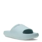 Chanclas tipo slide de goma, color celeste claro, con plataforma gruesa y tira ancha con el nombre de la marca grabado.