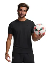 Remera deportiva de manga corta negra con cuello redondo y logo discreto en el pecho.