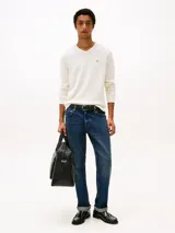 Sweater de algodón color blanco con cuello en V y logo de Tommy Hilfiger bordado en el pecho.