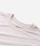 Remera básica de hombre con cuello redondo y manga corta, confeccionada en algodón con textura acanalada y corte comfort.