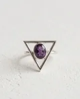 Anillo de plata 925 con diseño geométrico triangular y piedra amatista central de corte ovalado.