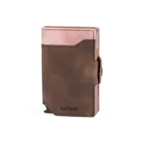 Billetera marrón y rosa de cuero con sistema de apertura automática para tarjetas.