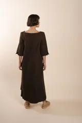 Vestido midi acampanado de lana fina sin teñir, con cuello bote, mangas tres cuartos con tajo y bolsillos laterales. Diseño forrado con vuelo y movimiento.